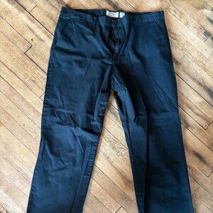 Old Navy Men’s Classic Khaki Pants Size Waist Size 40 L 32, Navy Color.